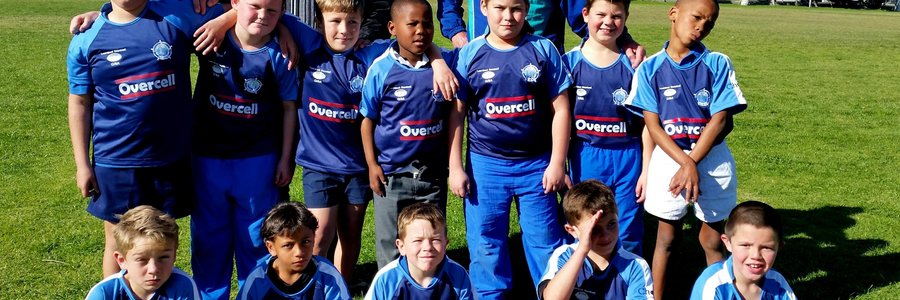 Gansbaai Laerskool se onder 8-rugbyspan speel hierdie kwartaal in netjiese nuwe truie danksy borgskap van die plaaslike Selfoononderneming, Overcell. Agter die spelers staan Francois van der Westhuizen (links), eienaar van Overcell, en Gerrit Cloete, afrigter van die span, nÃ¡ die oorhandiging van die truie.
